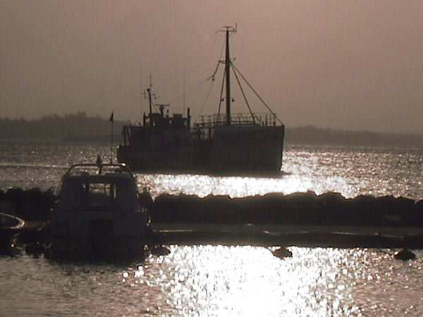 M/S Hispano en tidig morgon i mars.